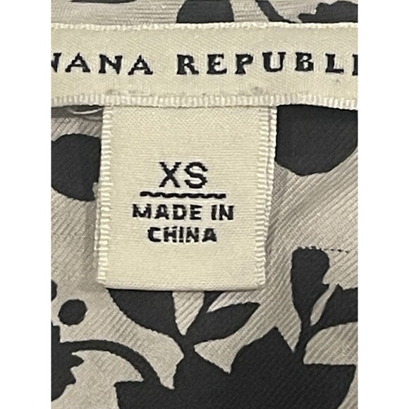 Banana Republic Blouse Top Black White Floral Print Silk V-Neck Size XS - Picture 7 of 7